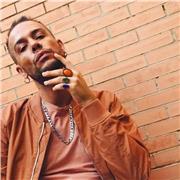 Profesor de inglés imparte clases a niños de todas las edades, inglés británico